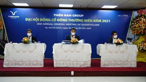 Các chủ tọa tại Đại hội đồng Cổ đông Thường niên năm 2021 của Thiên Nam Group Chủ tọa đoàn được Đại hội biểu quyết thông qua và vào vị trí làm việc.
